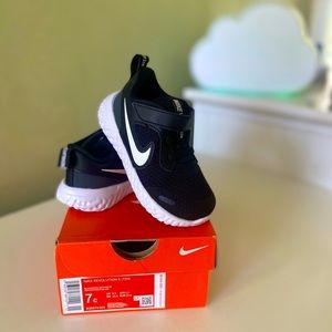Nike Revolution 5 toddler size 7C ( BRAND NEW)